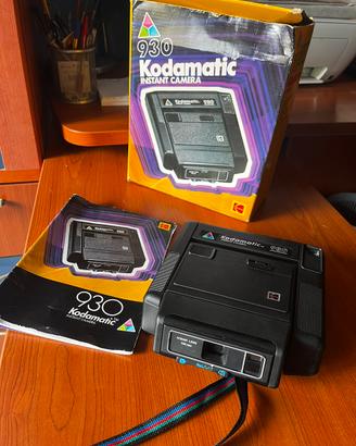 Fotocamera istantanea kodak vintage con scatolo