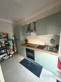 Cucina con tutti gli elettrodomestici