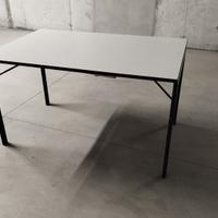 Tavolo con gambe pieghevoli