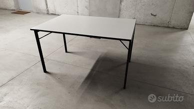 Tavolo con gambe pieghevoli
