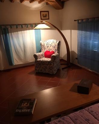 Bella lampada ad arco in legno