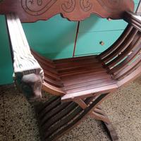 Poltrona Savonarola decorativa con testa di leone 