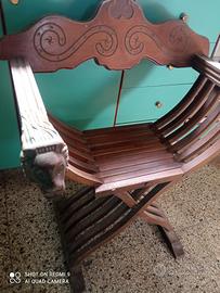 Poltrona Savonarola decorativa con testa di leone 