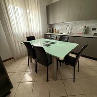 TAVOLO IN VETRO TEMPERATO CON 6 SEDIE