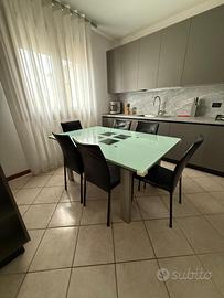 TAVOLO IN VETRO TEMPERATO CON 6 SEDIE