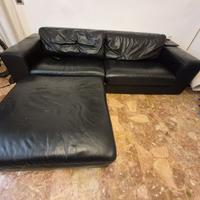 Divano in pelle con pouf