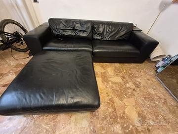 Divano in pelle con pouf