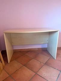 Scrivania in legno chiaro