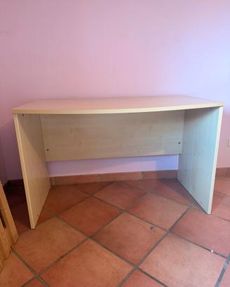Scrivania in legno chiaro