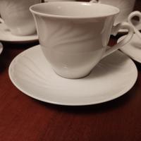 Tazze da tè con piattini in porcellana bianca 