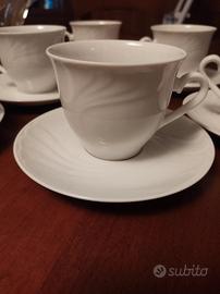 Tazze da tè con piattini in porcellana bianca 