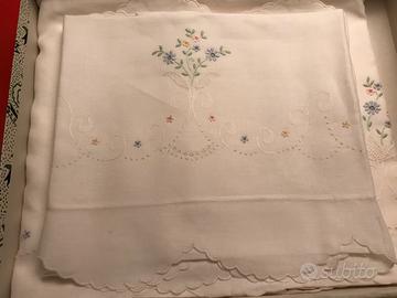 Canetta parure letto ricamata a mano