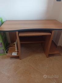 Scrivania PC con ripiano estraibile 