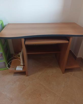 Scrivania PC con ripiano estraibile 