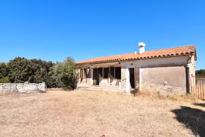 Casa colonica con ampio terreno e stalle