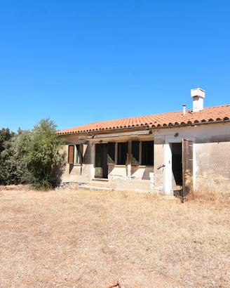 Casa colonica con ampio terreno e stalle