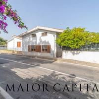 San Teodoro | Villa con giardino al Centro di San