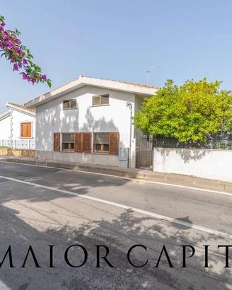 San Teodoro | Villa con giardino al Centro di San