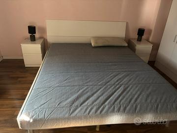Camera da letto con comodini e armadio