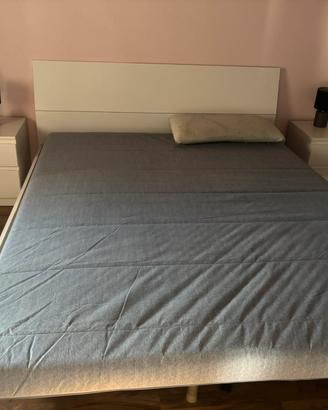 Camera da letto con comodini e armadio