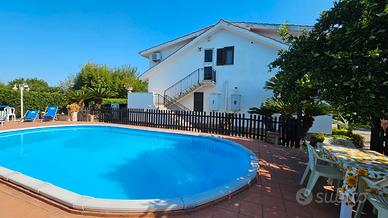 Villa con piscina e giardino di 2000 mq