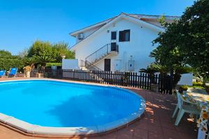 Villa con piscina e giardino di 2000 mq