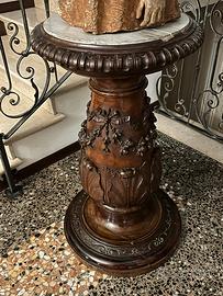 Base in legno intagliato
