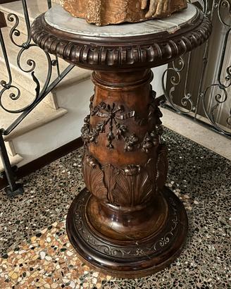 Base in legno intagliato