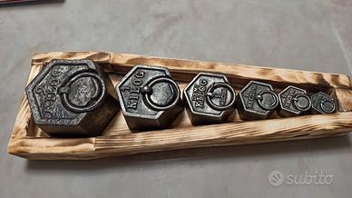 Set di 6 pesi antichi in ghisa per bilancia