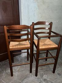 Coppia di seggioloni per bambini in legno