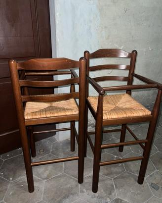 Coppia di seggioloni per bambini in legno