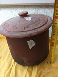 Antica pentola con coperchio in terracotta