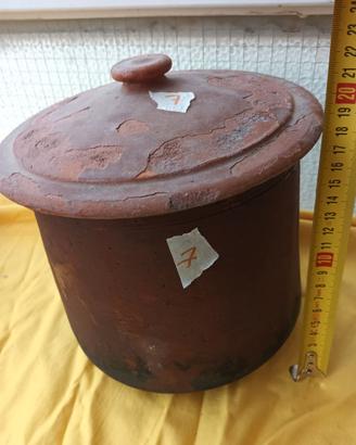 Antica pentola con coperchio in terracotta
