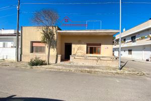 Casa in posizione angolare con doppio accesso