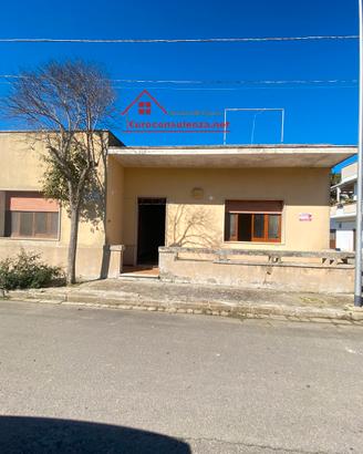 Casa in posizione angolare con doppio accesso