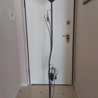 Lampada da terra in ferro battuto