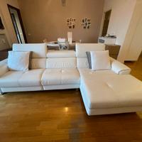 Divano in pelle con chaise longue Poltrone e Sofà