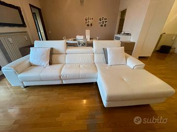 Divano in pelle con chaise longue Poltrone e Sofà