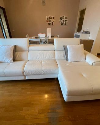 Divano in pelle con chaise longue Poltrone e Sofà