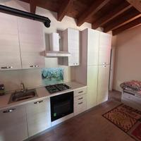 cucina completa con elettrodomestici