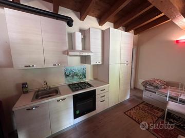 cucina completa con elettrodomestici