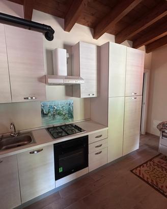 cucina completa con elettrodomestici