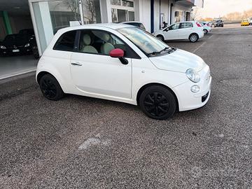  Fiat 500 rossa e bianca