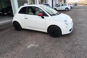  Fiat 500 rossa e bianca