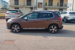 Peugeot 2008 tenuta bene con tetto panoramico 