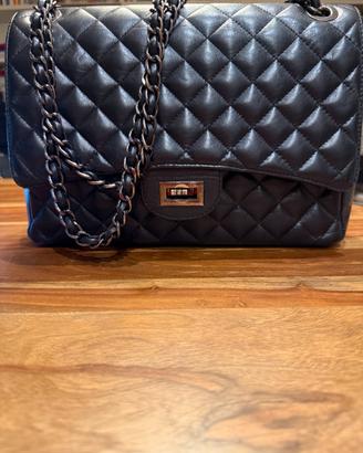 Borsa elegante trapuntata con tracolla a catena