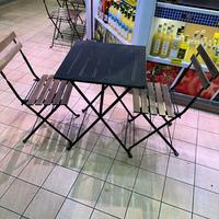 Tavoli con sedie in legno