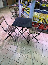 Tavoli con sedie in legno