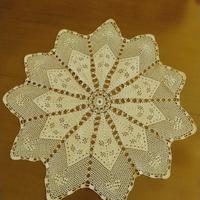 Centrotavola fatto a uncinetto 