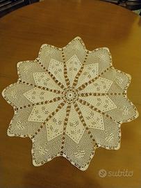 Centrotavola fatto a uncinetto 